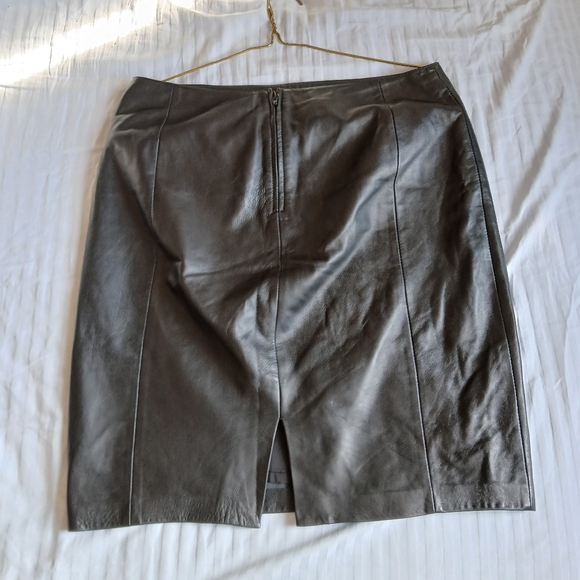 Danier leather black pencil skirt - Picture 2 of 3